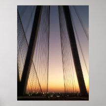 Puente colgante de la travesía en la puesta del so poster