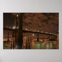 Puente de Brooklyn en la noche Poster