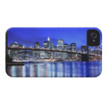 Puente de Brooklyn y horizonte de Manhattan en la  Case-Mate iPhone 4 Carcasa