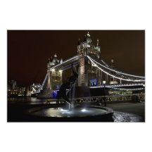 Puente de la torre y la estatua del chica y del de fotografía  