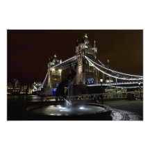 Puente de la torre y la estatua del chica y del de arte con fotos
