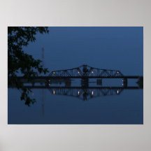 Puente de oscilación en la noche poster