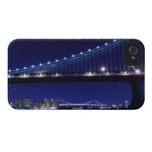 Puente y horizonte de Manhattan en la noche iPhone 4 Case-Mate Cobertura