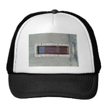 Puerta de madera antigua en la pared de piedra gorra