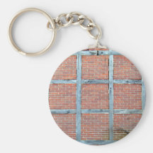 Puerta de madera envejecida en pared de ladrillo r llavero personalizado