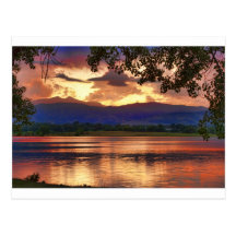 Puesta del sol ardiente del lago tarjetas postales