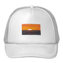 Puesta del sol de alta mar gorro
