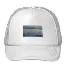 puesta del sol de la playa y acción de la onda gorras
