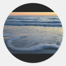 puesta del sol de la playa y acción de la onda pegatina