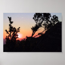 Puesta del sol del desierto sobre las montañas de  poster