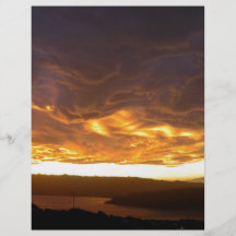 Puesta del sol dramática sobre el lago tarjetón