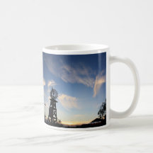 Puesta del sol en bosque del lago tazas de café