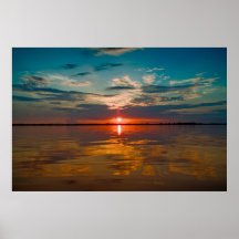 Puesta del sol en el agua poster