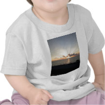 Puesta del sol en la oscuridad camiseta