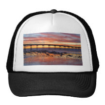 Puesta del sol en la playa del océano gorros  