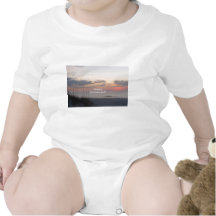 Puesta del sol feliz de la playa del retiro camiseta