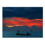 Puesta del sol magnífica y barco de la isla de Mal Tarjeta Postal