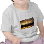 Puesta del sol majestuosa en las charcas de oro camiseta