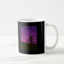 Puesta del sol púrpura de ciclo que monta en bicic taza de café