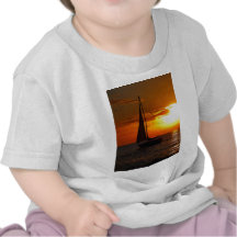 Puesta del sol que navega el Golfo de México Camisetas