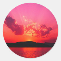 puesta del sol rosada y roja en horizonte etiqueta redonda