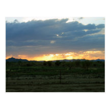 Puesta del sol sobre la postal de las montañas