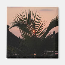 Puesta del sol sobre pueblo del paraíso iman de frigorífico