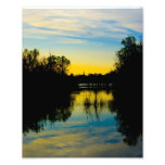 Puesta del sol sobre un lago impresión fotográfica