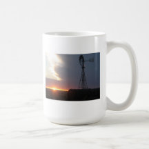 Puesta del sol y un molino de viento tazas