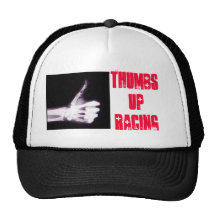 Pulgares para arriba que compiten con el gorra del