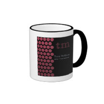 Puntos de la baya en la taza negra