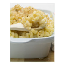 Queso de los macarrones en plato de la hornada con postal