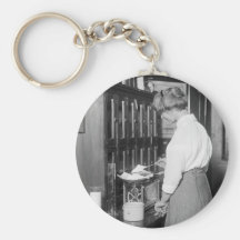 Químico de la mujer, 1900s tempranos llaveros