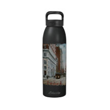 Quinta avenida y botella de agua de madera de la c
