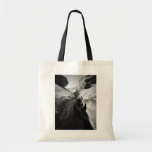 Raíz del árbol en grieta bolsa de mano