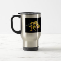 Rama del arce del otoño con las hojas amarillas taza de café
