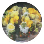 Ramo con los rosas y las calas platos para fiestas