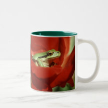Rana que se sienta en rosa rojo tazas de café