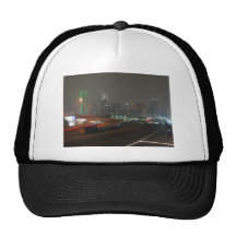 Rascacielos con el neón en Dallas céntrica en Teja Gorras De Camionero
