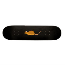 Ratón del mascota del rojo y del moreno tablas de patinar