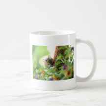Ratón en flores taza de café