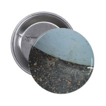 Ratón lindo que oculta debajo de bote de basura pins