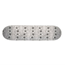 Rayas blancos y negros de la flor tablas de skate