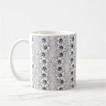 Rayas blancos y negros de la flor tazas