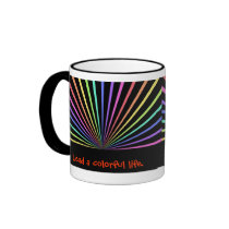 Rayos coloridos del arco iris en negro tazas