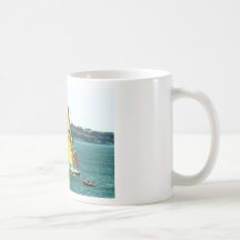 Raza de yate de la clase de las podadoras 2010 taza de café