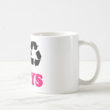 Recicle a los muchachos llenos taza