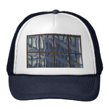 Reflexión en la pared de cortina de cristal gorros bordados