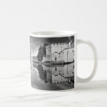 Reflexiones de un castillo majestuoso B&W Tazas