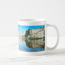 Reflexiones de un castillo majestuoso tazas